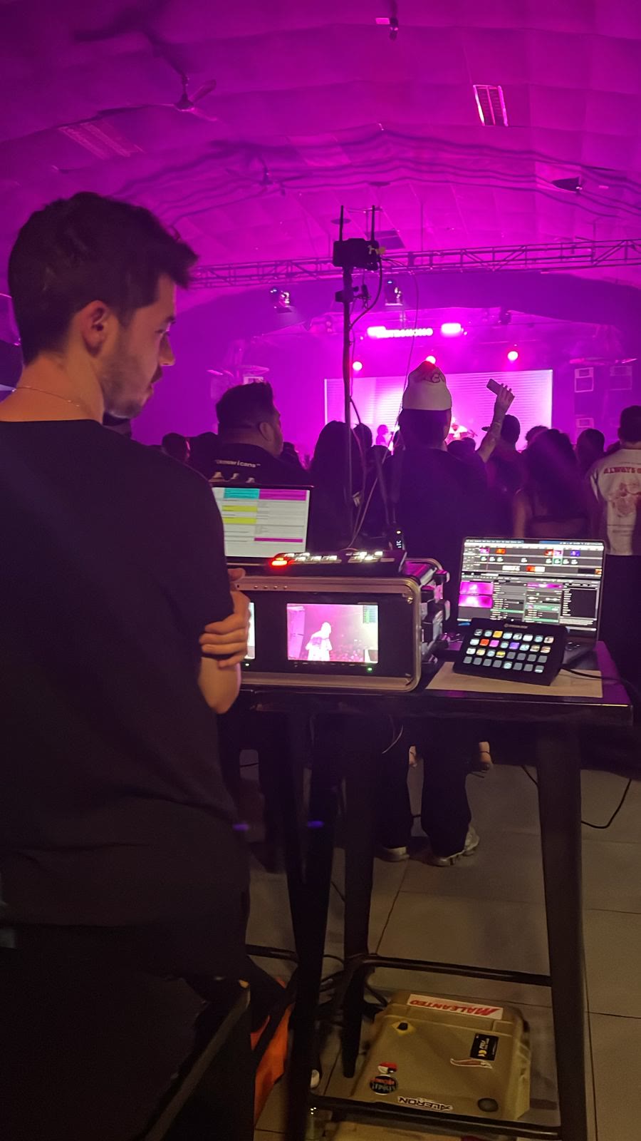 Operador switching video en concierto — partner backup Tres Antenas